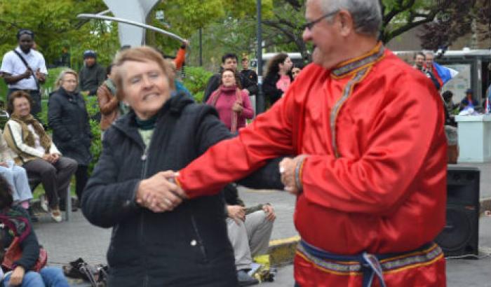 Baile junto a colectividad rusa en Plaza Lituania. 