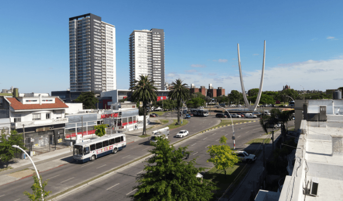 Vista del Nuevocentro Shopping y Monumento a Luis Batlle Berres