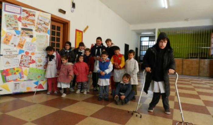 Niños y maestras de Escuela de Discapacidad